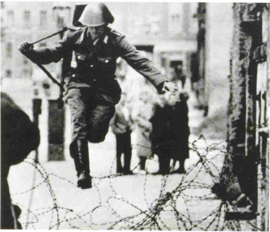 Datei:Flucht eines Soldaten der NVA 1961.jpg