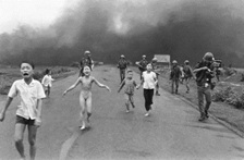 Datei:Kim Phuc, Vietnam 1972.jpg