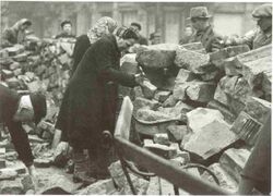 „Trümmerfrau“ bei Aufräumarbeiten in Dresden,1945 Fotografie.[21]